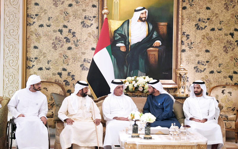 حاكم رأس الخيمة خلال تهنئته بعودة زايد بن حمدان. وام