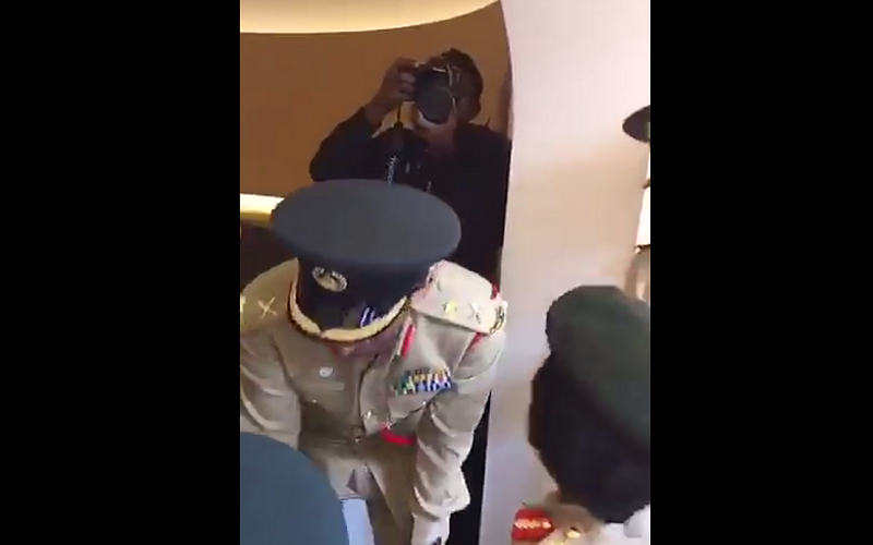 قائد عام شرطة دبي... هل هو مدريدي أم برشلوني؟ وماذا قال لطفلين يشجعان الوصل؟...شاهد الفيديو