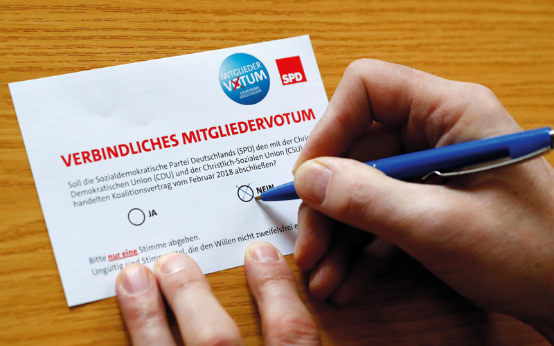 بطاقة الاستفتاء البريدية. رويترز