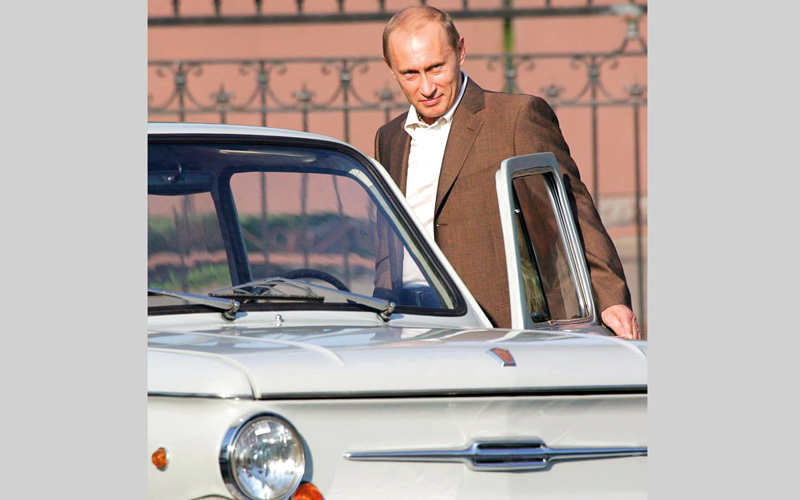 بوتين يهمّ بالدخول إلى إحدى سياراته العتيقة.  غيتي