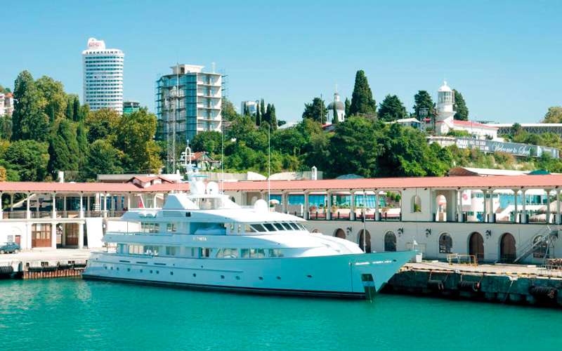 أفخم يخت في العالم يُعتقد أن مالكه بوتين.  غيتي