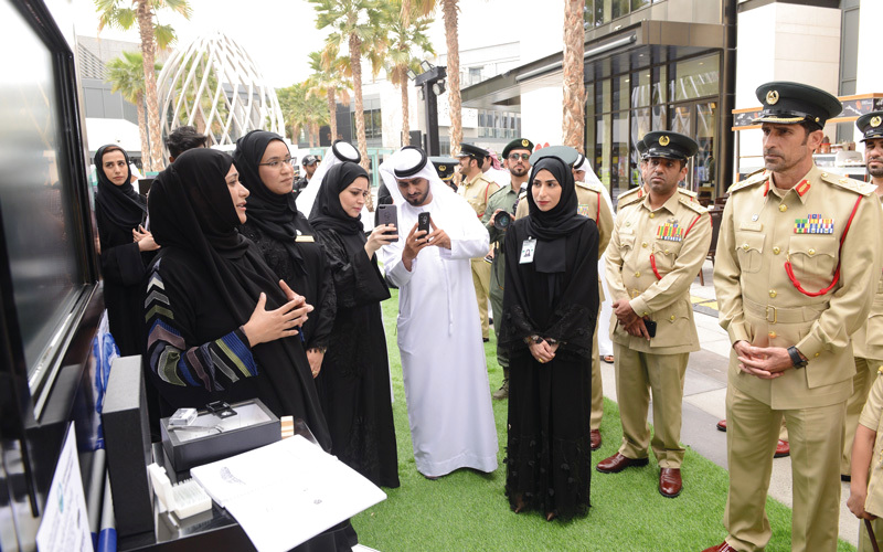 المري يتفقّد منصة الشرطة في سيتي ووك. من المصدر