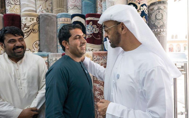 محمد بن زايد يتبادل أطراف الحديث مع تاجر سجاد في أبوظبي. من المصدر