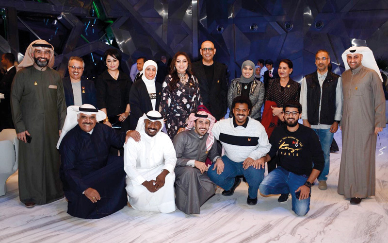 «سرب الحمام» يضم نخبة كبيرة من النجوم الكويتيين.  الإمارات اليوم