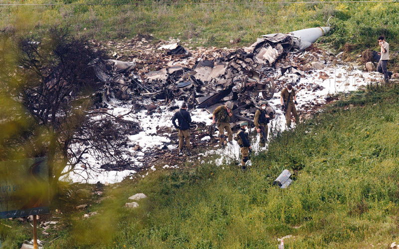بقايا الطائرة الإسرائيلية «إف 16» التي سقطت فوق إسرائيل. أ.ف.ب