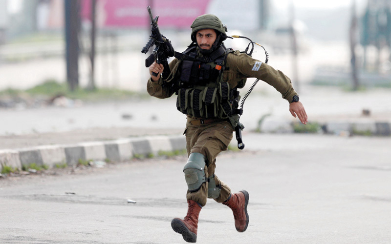 جندي إسرائيلي  خلال مواجهات نابلس. رويترز