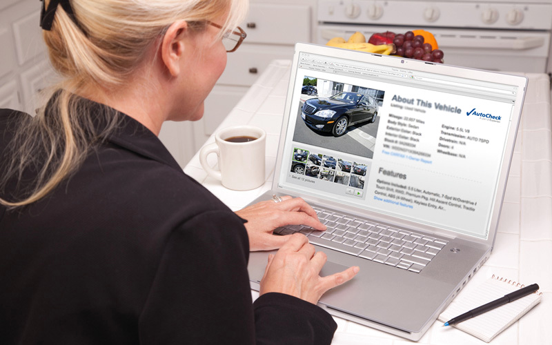 مسؤولون استبعدوا أن تؤثر صفحات التواصل الاجتماعي في مواقع التجارة الإلكترونية المتخصصة. أرشيفية