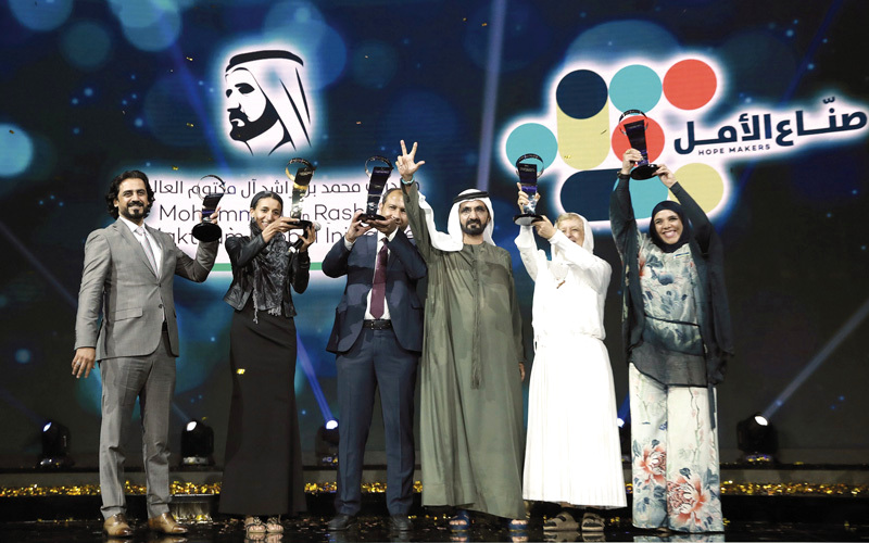 محمد بن راشد كرم المرشحين الخمسة لجائزة «صنّاع الأمل» في دورتها الأولى. أرشيفية