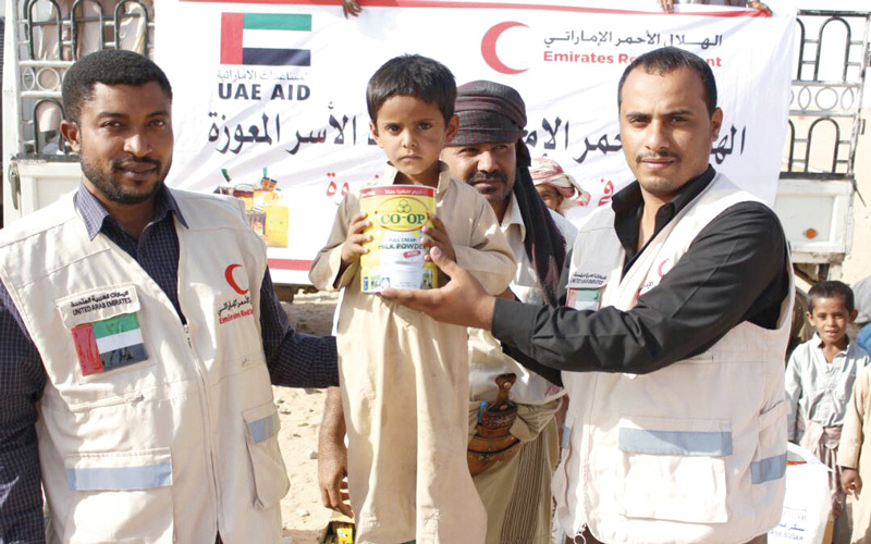 حمدان بن زايد أكد أن الإمارات ملتزمة بمسؤولياتها الإنسانية والتنموية تجاه الأشقاء في اليمن. أرشيفية