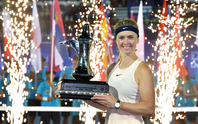 الأوكرانية إلينا سفيتولينا تحتفل بفوزها بـ «تنس دبي». تصوير: باتريك كاستيلو