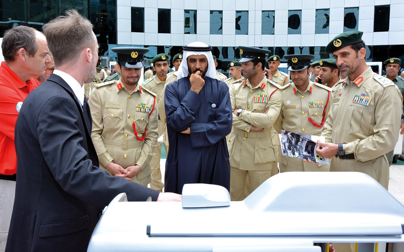 اللواء المري خلال تفقّده فعاليات اليوم المفتوح للابتكار.  من المصدر