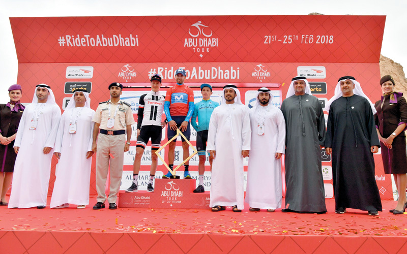 سلطان بن طحنون توّج أبطال «طواف أبوظبي». تصوير: نجيب محمد
