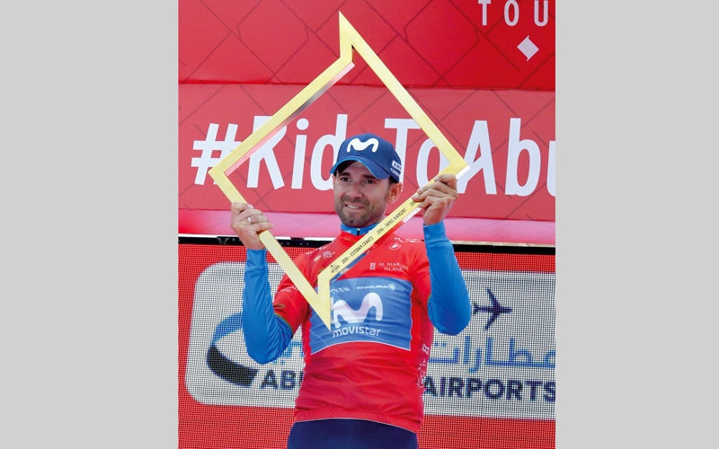 الإسباني أليخاندرو فالفيردي يحتفل بالفوز بـ«طواف أبوظبي». تصوير: نجيب محمد