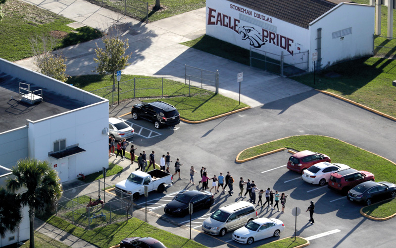 إخلاء طلبة من حادث مدرسة ستونمان دوغلاس بفلادلفيا. أ.ب
