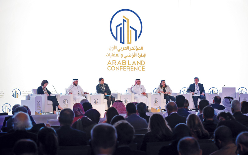 خلال فعاليات المؤتمر العربي الأول لإدارة الأراضي والعقارات الذي تنظمه «أراضي دبي». من المصدر