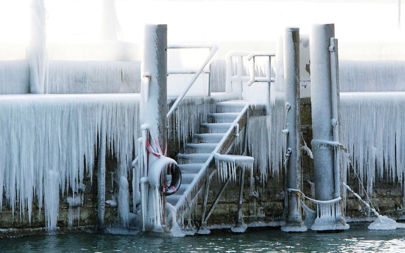 الجليد يغطي الرصيف في ميناء كونستانس الألماني. أ.ب