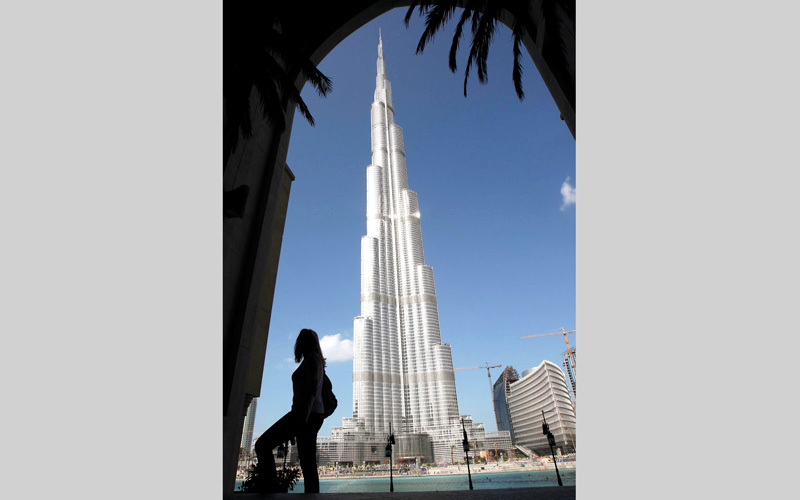 &laquo;برج خليفة روعة المشهد في مدينة تغسل الوجه بماء الذهب، وتهب الناس الفرح.. برج خليفة، الكلمة الفصل في صناعة الأمل&raquo;.