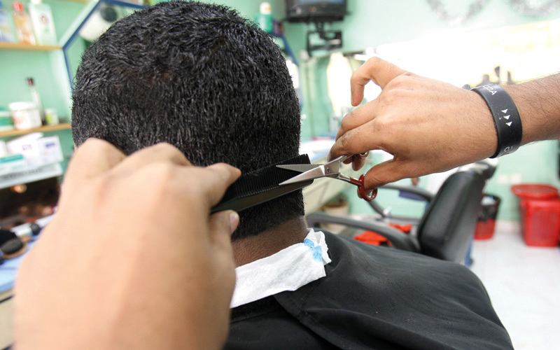 بلدية دبي لا تتهاون مع الصالونات المخالفة. تصوير: مصطفى قاسمي