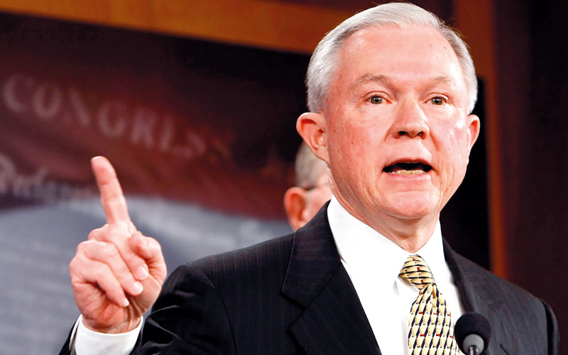 ساشنز رفض الاستقالة رغم انتقادات ترامب له.  أرشيفية