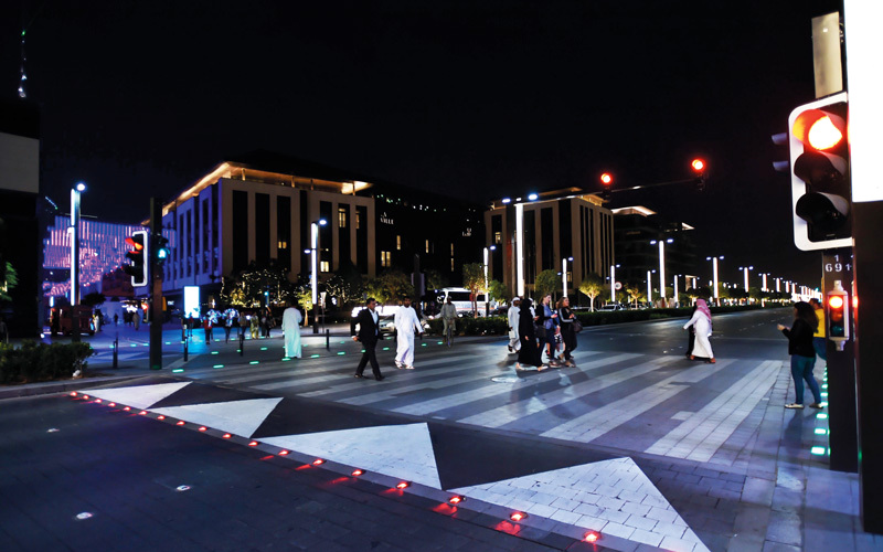 الإشارة الذكية عبور آمن للمشاة. من المصدر