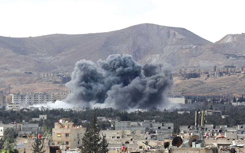 الدخان يتصاعد من الغوطة الشرقية المحاصرة نتيجة قصف النظام. رويترز