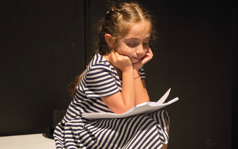 العرض يبرز ما يحدث في الكواليس.  من المصدر