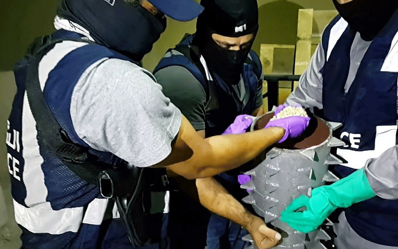 بالفيديو.. شرطة أبوظبي تحبط ترويج 1.8 مليون حبة مخدرة مخبأة بمعدات صناعة العصائر