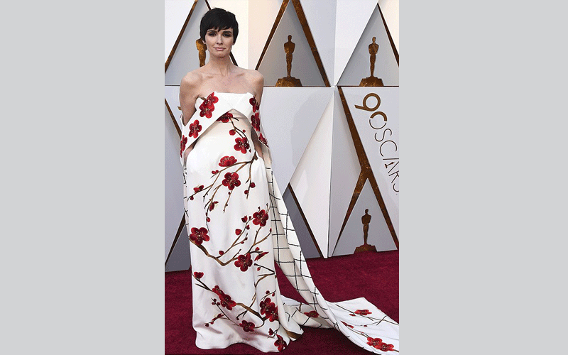 بين الزهور والمربعات ضاعت الممثلة باز فيغا في أمتار لا تنتهي من القماش