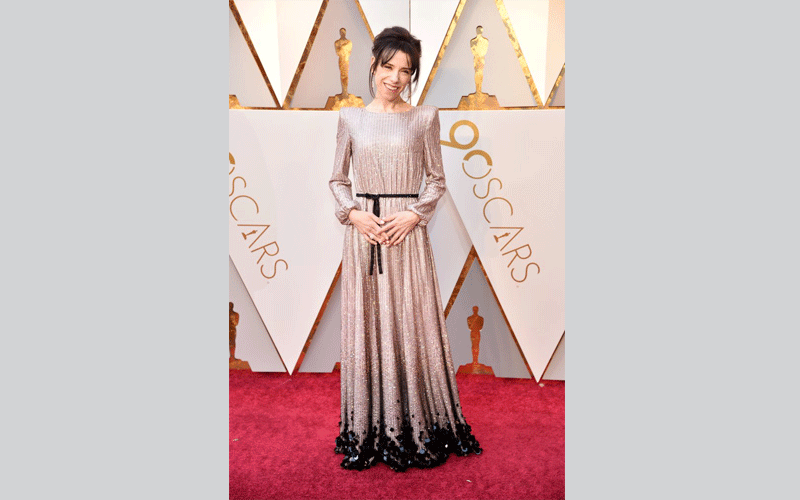 اختارت الممثلة سالي هوكينز فستانا  متواضعا لا يتناسب مع مقاساتها أو جسدها