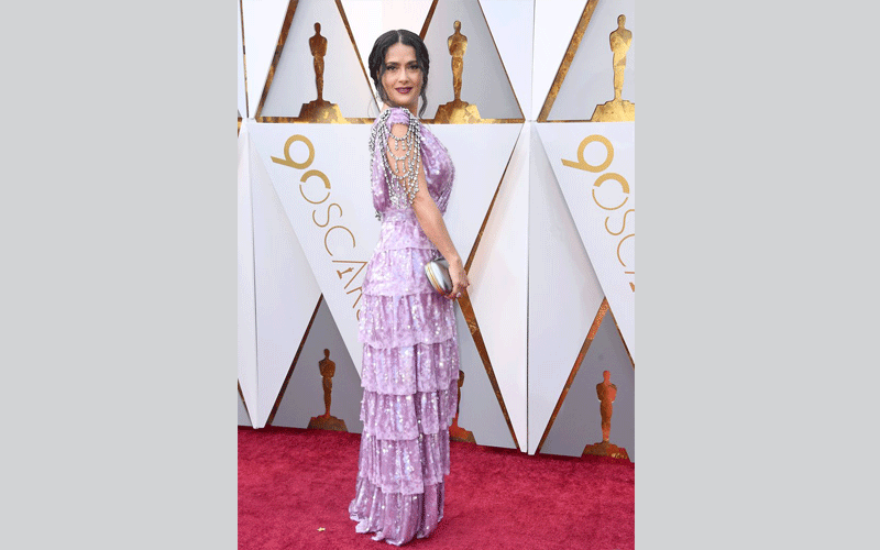 بدت الممثلة سلمى حايك كثرية متحركة مشعة بقلادات الكريستال وطبقات الترتر اللماع