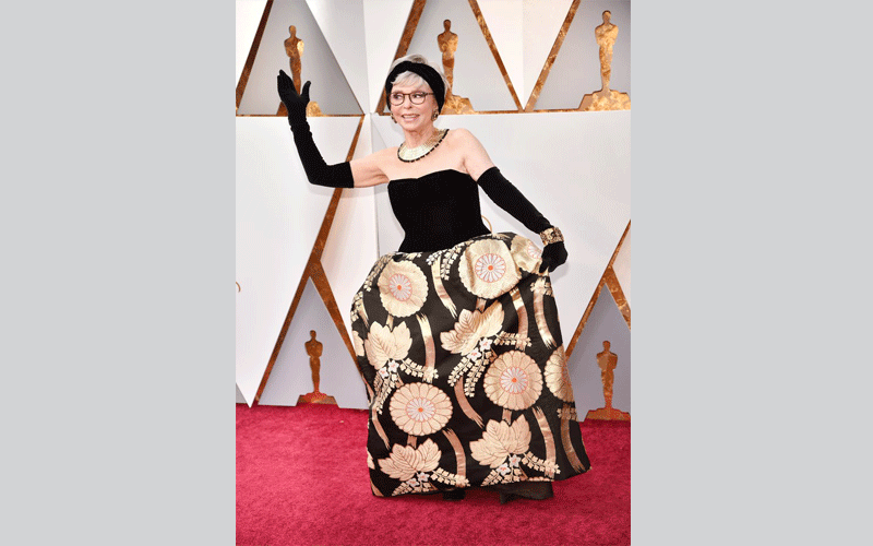 الممثلة ريتا مورينو..بعض فساتين الستينات الناجحة آنذاك يفضل أن تبقى في الخزانة