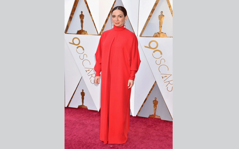 نجحت مايا رودلف أن تمتزج تماما مع السجادة الحمراء التي مشت عليها وكان من الصعب التفريق بين الاثنين