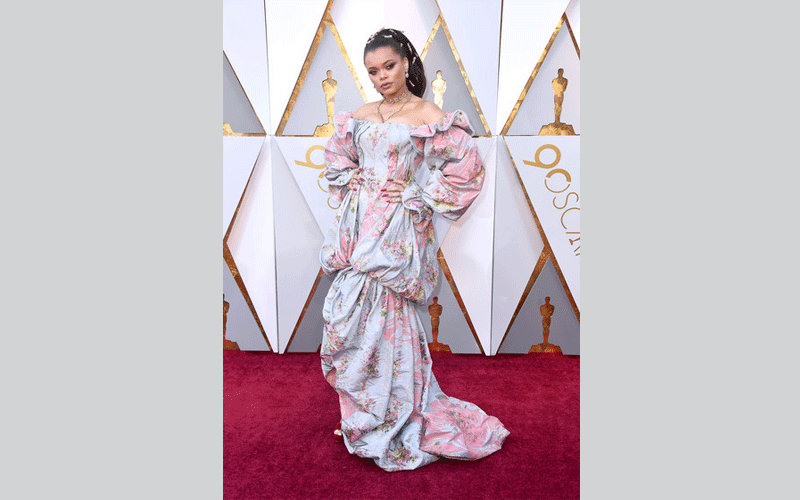 آندرا داي تبدو سعيدة في ستارتها الفيكتورية المنفوخة