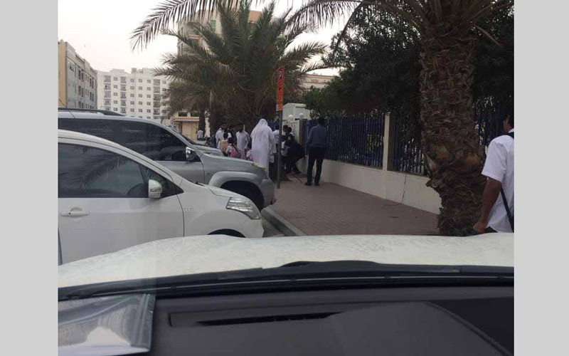 صور‭ ‬التقطها‭ ‬أولياء‭ ‬أمور‭ ‬لأبنائهم‭ ‬بعد‭ ‬منعهم‭ ‬من‭ ‬دخول‭ ‬المدرسة‭.‬ الإمارات‭ ‬اليوم