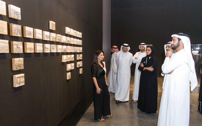 مجموعة متنوعة من التجارب الفنية في المعرض الذي حضره الشيخ زايد بن سلطان بن خليفة آل نهيان، ووزيرة الثقافة وتنمية المعرفة نورة الكعبي، ورئيس مجلس أمناء جائزة اللغة العربية محمد المر تصوير: أحمد عرديتي