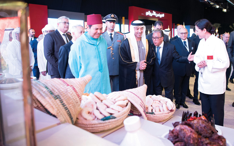 هزاع بن زايد ومولاي رشيد خلال جولتهما في «المغرب في أبوظبي».

وام