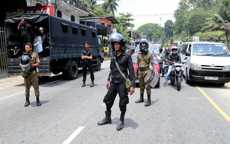 ضباط شرطة سريلانكيون في أمباتينا. أ.ب