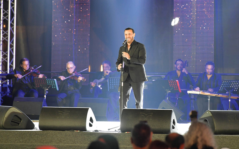الساهر غنى وقاد الفرقة الموسيقية خلال الحفل.

تصوير: مصطفى قاسمي