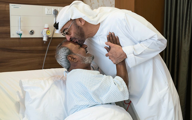 محمد بن زايد يزور الشاعر والفنان اليمني فضل محمود صالح في مستشفى برجيل