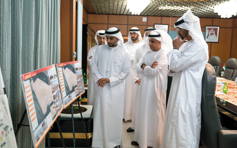 محمد بن زايد خلال جولة تفقدية في بلدية أبوظبي اطلع خلالها على سير العمل في مشاريع ومبادرات تطويرية. وام