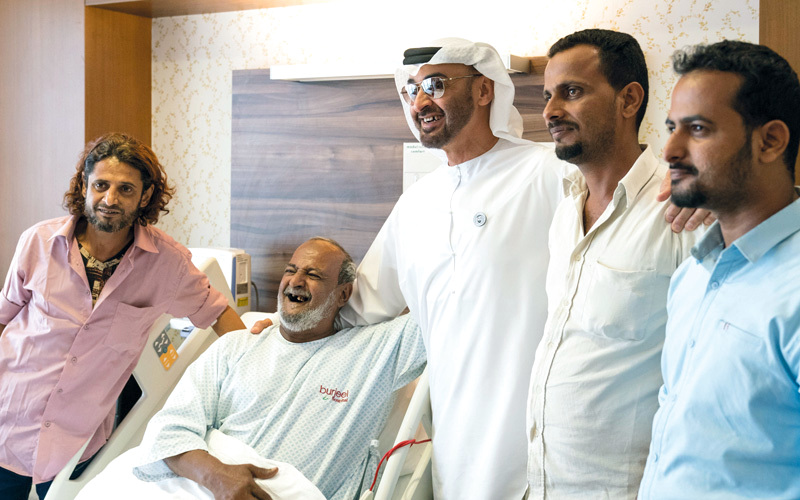محمد بن زايد يزور الشاعر اليمني فضل محمود صالح في مستشفى برجيل