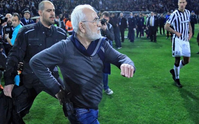 بالفيديو والصور.. رئيس ناد يوناني يقتحم الملعب بالسلاح احتجاجاً على هدف ملغي