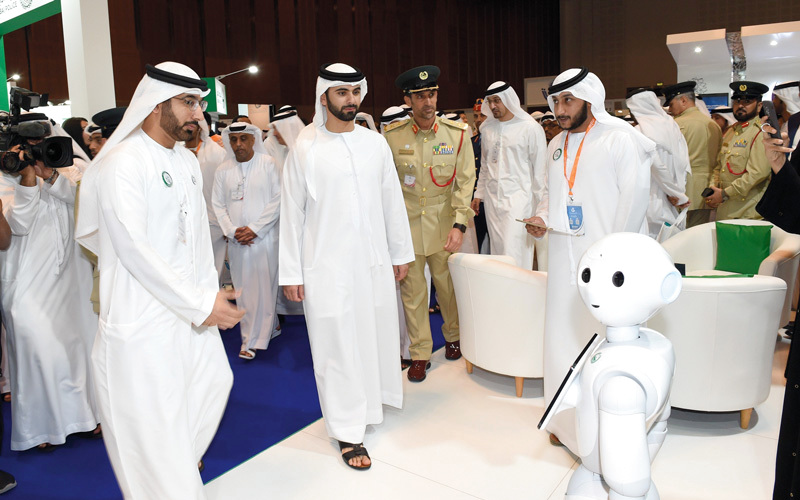 منصور بن محمد خلال افتتاح ملتقى ومعرض حماية الدولي. من المصدر