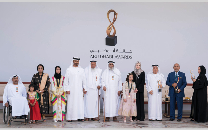 محمد بن زايد والفائزون ضمن حفل تكريم «جائزة أبوظبي». وام