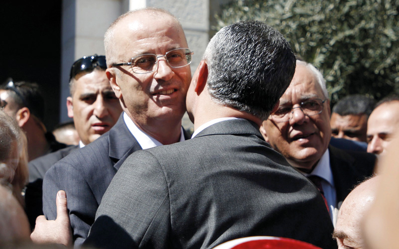 الحمدالله لدى وصوله إلى رام الله بعد تعرضه لهجوم استهدف موكبه في غزة. أ.ف.ب