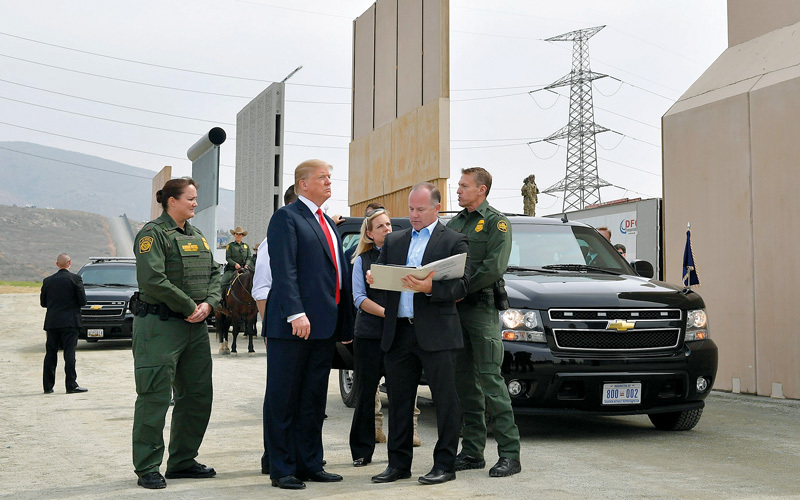 ترامب يعاين 8 نماذج للجدار الذي يعتزم إقامته على الحدود مع المكسيك.  أ.ف.ب