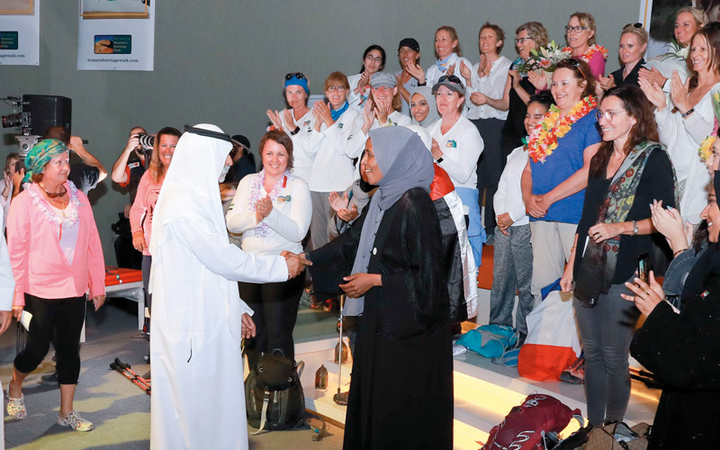 نهيان بن مبارك يحيي المشاركات في المسيرة خلال الحفل الذي استضافته منارة السعديات. من المصدر