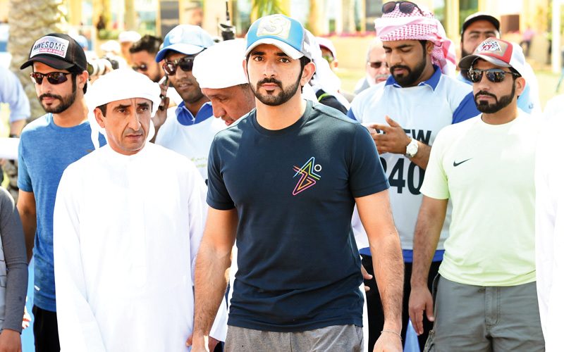 حمدان بن محمد خلال حضوره السباق. تصوير: أسامة أبوغانم