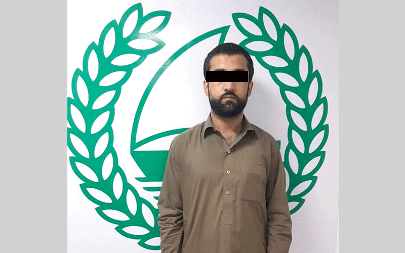 المتهم الباكستاني بعد القبض عليه في دبي. من المصدر