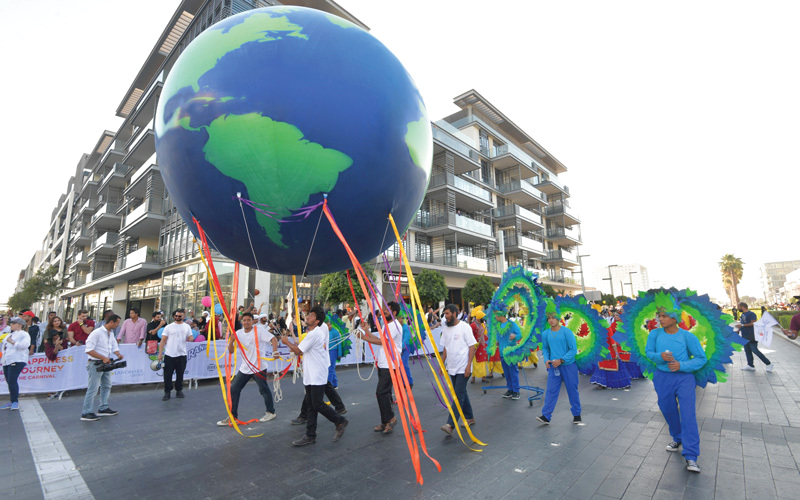 يهدف الكرنفال إلى الاحتفاء بالتنوع الثقافي لمجتمع دولة الإمارات، ما يدعم جهودها بأن تصبح محطة للسعادة في العالم.

تصوير: مصطفى قاسمي